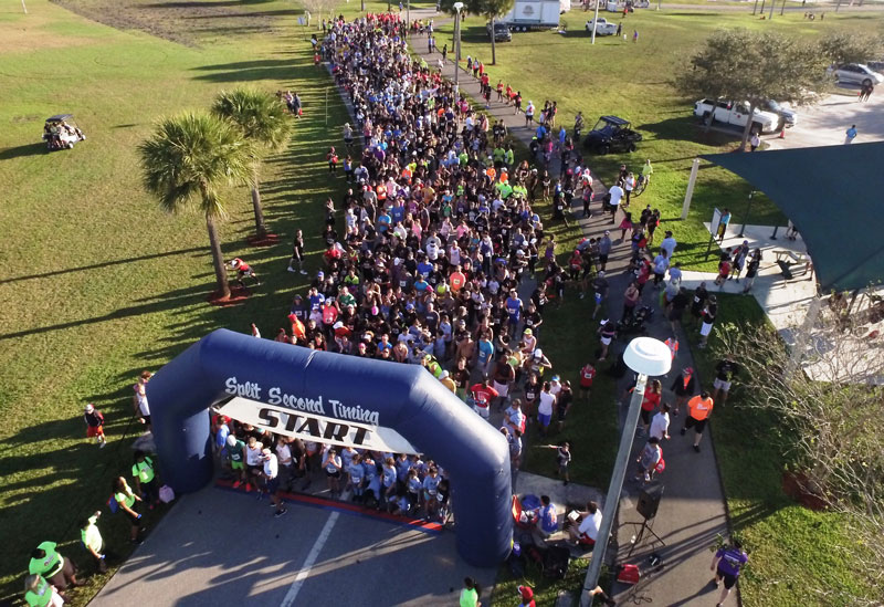 Hundreds of runners gathered at the starting line.