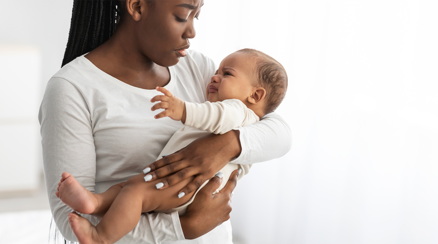 Черная мать. Мать держит ребенка на руках нежное фото. Плачущая мать держит младенца на руках.