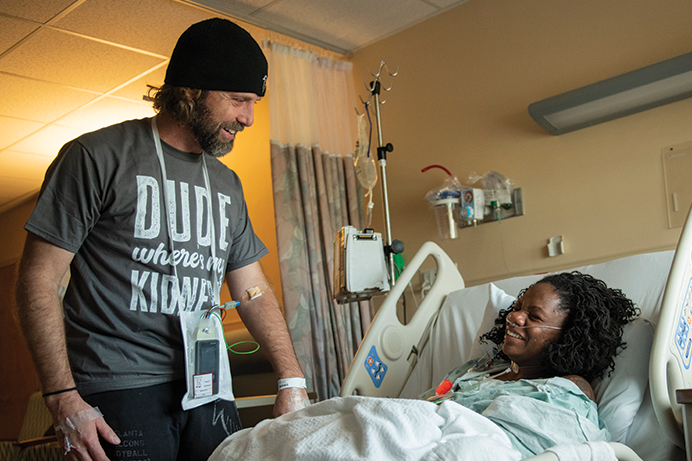 Rhonda and her kidney donor John talking after surgery