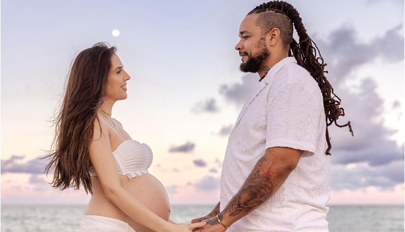 Leticia Maia and husband pregnancy photo at beach