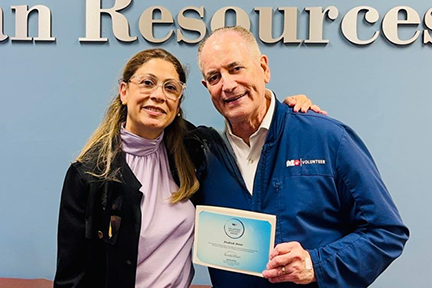 Richard Arner, Volunteer Spotlight Award recipient, with Memorial Hospital Miramar HR staff member